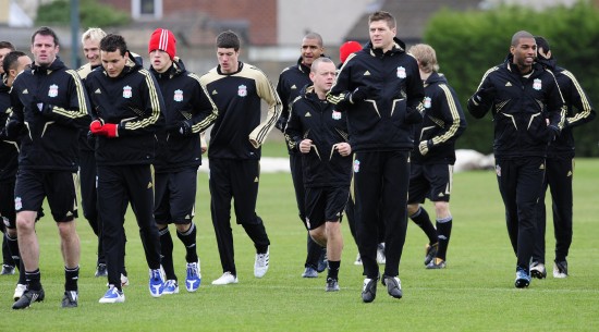 足球国足公开训练吸引千名球迷现场加油