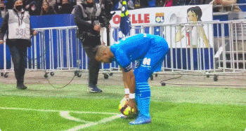 邮报：曼联等队关注赫塔小将艾希霍恩，他被拿来与克罗斯比较