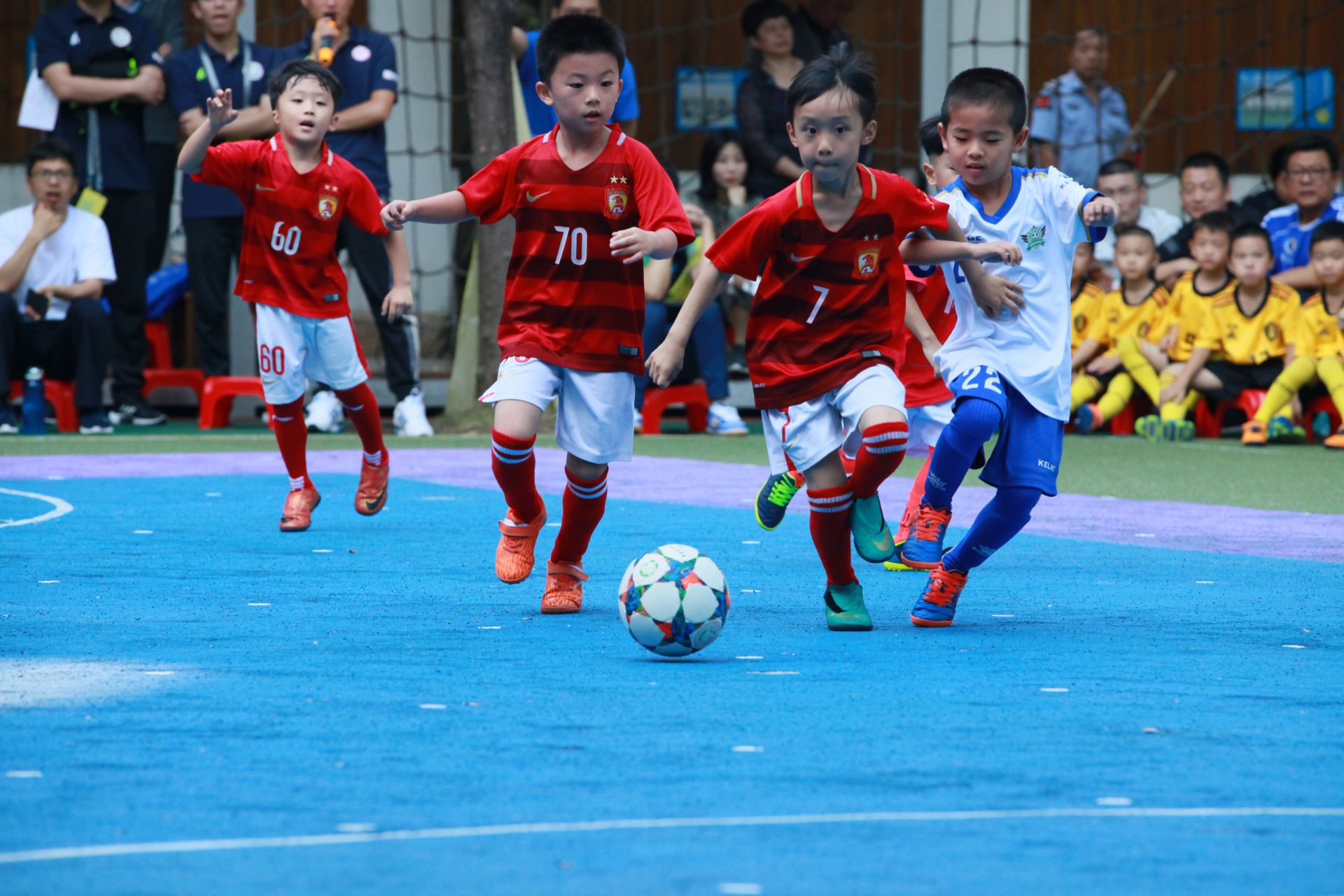 热刺官方：德拉古辛新赛季将改穿球队的3号球衣（热刺官宣：德拉古辛下赛季将身披3号战袍）