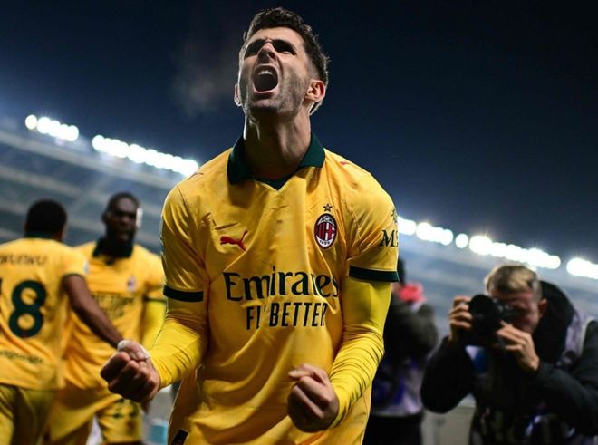 足球国足球迷自发制作横幅，为球队打气（国足球迷自发制作横幅为球队加油）