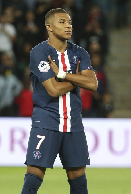 神锋！小蜜蜂前锋蒂亚戈再演梅开二度，联赛13场进11球（锋霸发威！小蜜蜂射手蒂亚戈再度梅开二度，联赛13战轰入11球）