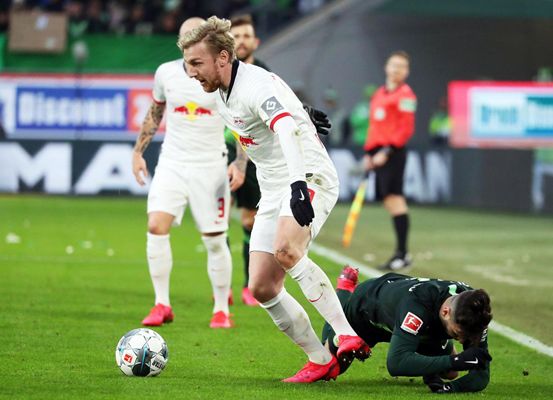 韩国杯半场：李洞俊补时收空门大礼建功，光州暂0-1全北（韩国杯半场：李洞俊补时推空门得手，全北暂1-0领先光州）