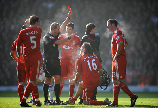 前锋单场双响，全场瞩目（前锋梅开二度，全场焦点）