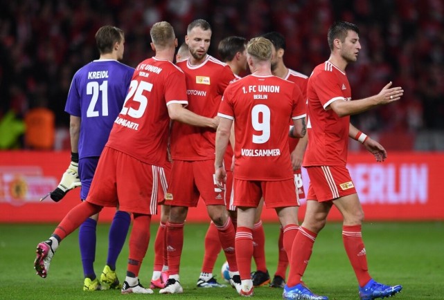 官方：受大雾影响，巴萨前往客场的航班将延迟一个小时起飞（官方通报：大雾导致巴萨客场航班起飞延后一小时）