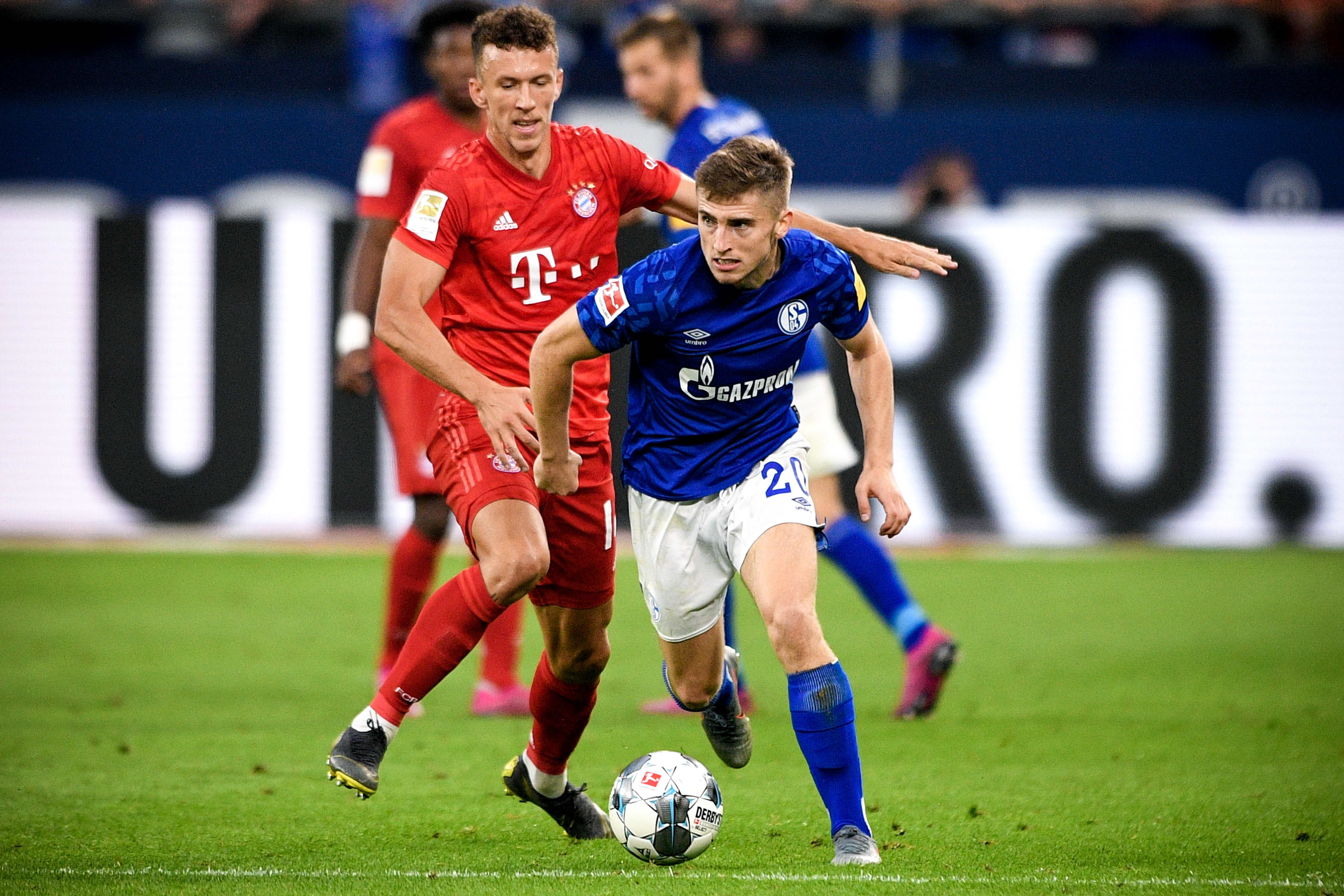 意媒：尤文冬窗很难签下贝尔纳韦，其3千万身价是主要障碍（意媒：尤文冬窗求购贝尔纳韦受阻，3000万身价成最大障碍）