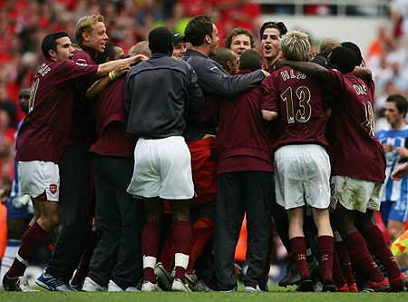 一场1-1，让曼城渔翁得利！阿森纳11打10不胜，英超争冠形势有变（1-1平局让曼城坐收渔利：阿森纳多打一人仍不胜，英超争冠格局生变）