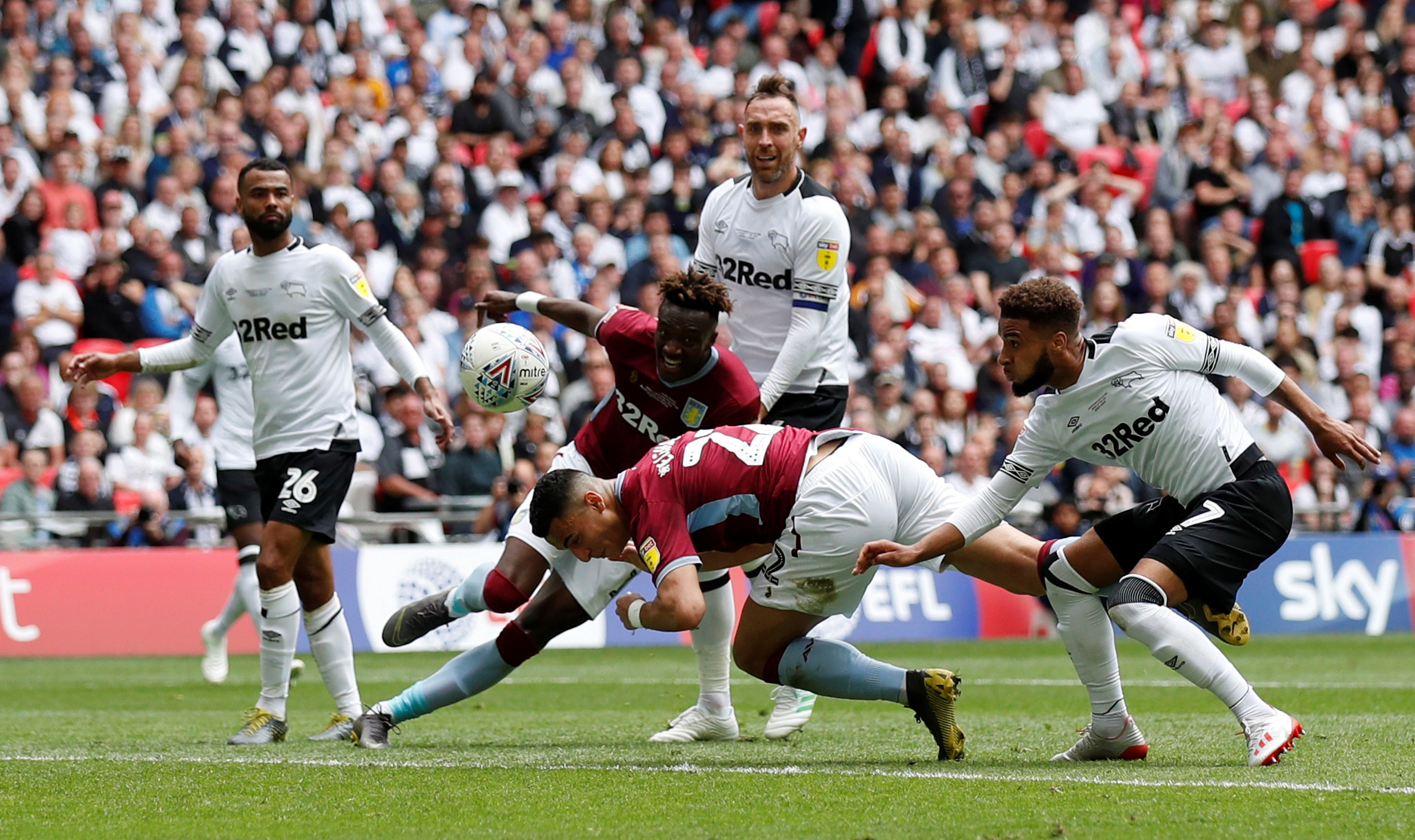 2025中乙官方最佳球员候选：彭啸、费尔南多领衔（2025中乙最佳球员官方候选出炉：彭啸、费尔南多领跑）