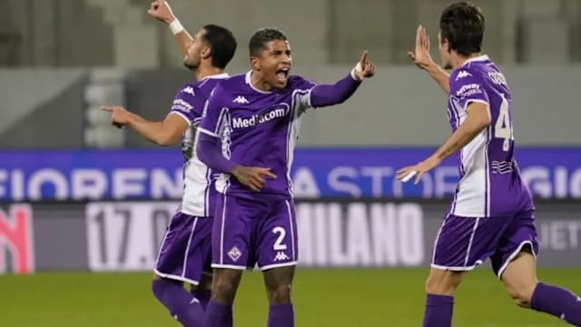 欧文快攻压哨上篮，全场沸腾（欧文末秒快攻上篮引爆全场）