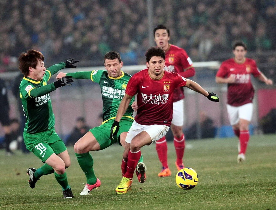 早报：拜仁的四线一十六胜，在我的肩膀上扛着！（晨报：拜仁四线齐进豪取16连胜，一切都扛在我肩上！）