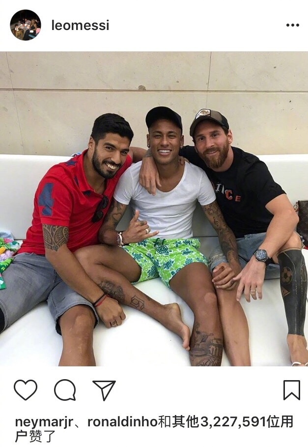 何宇鹏纪念捧杯： 一整季的重量都化为光芒，只为这一次触碰（何宇鹏捧杯时刻：漫长赛季的沉淀化作耀眼一瞬，只为这一刻的触及）